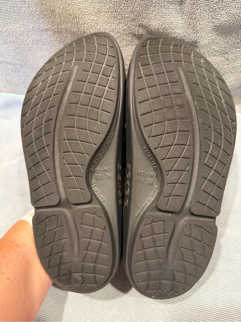 OOFOS Men's Black Slip-On Recovery Clogs